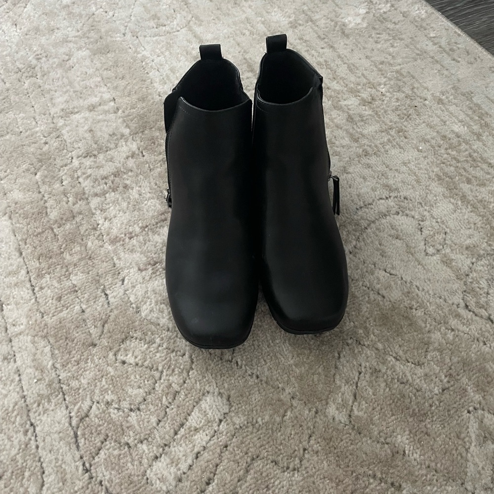Easy Spirit Black Ankle Boots
Worn only once for few hours.